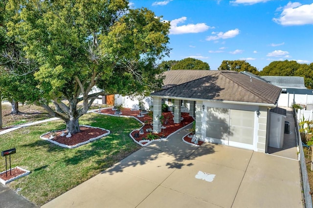 view of front of property featuring a front yard