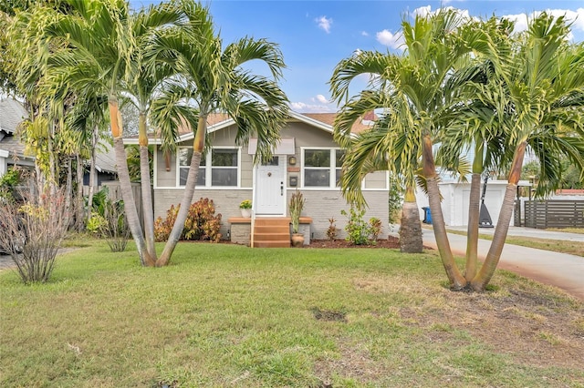 view of front of house featuring a front lawn