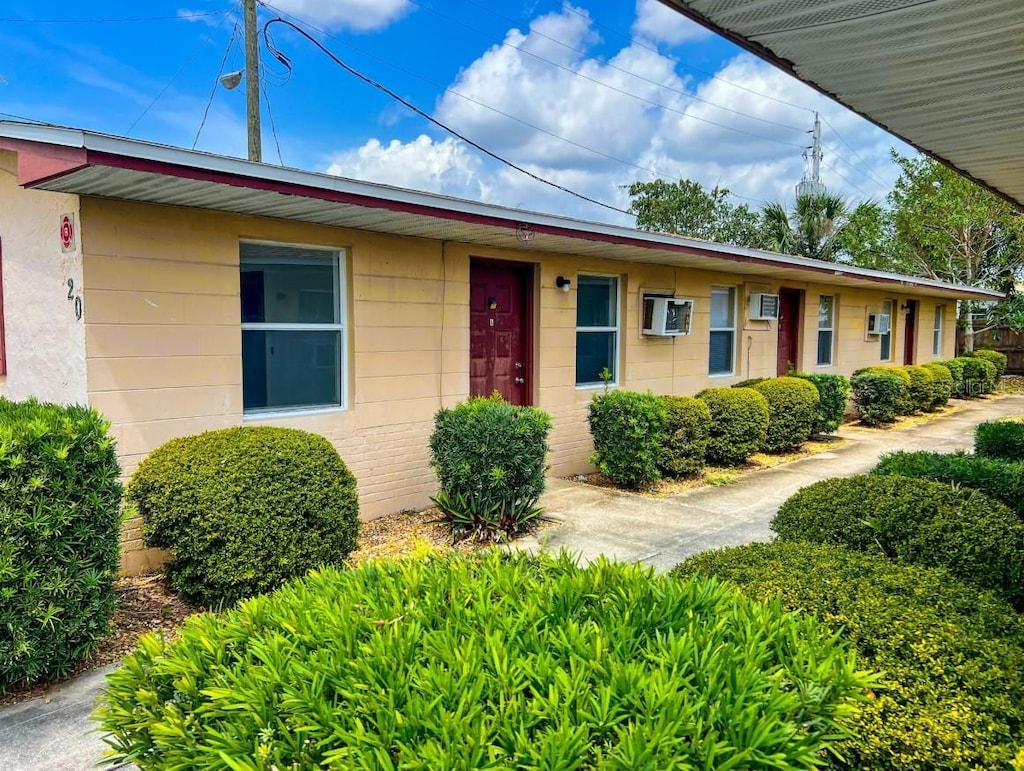 ranch-style home with a wall unit AC