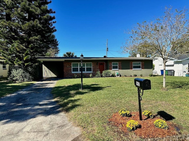 single story home with a front lawn