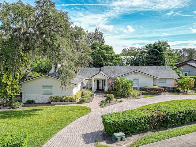 ranch-style house featuring a front yard