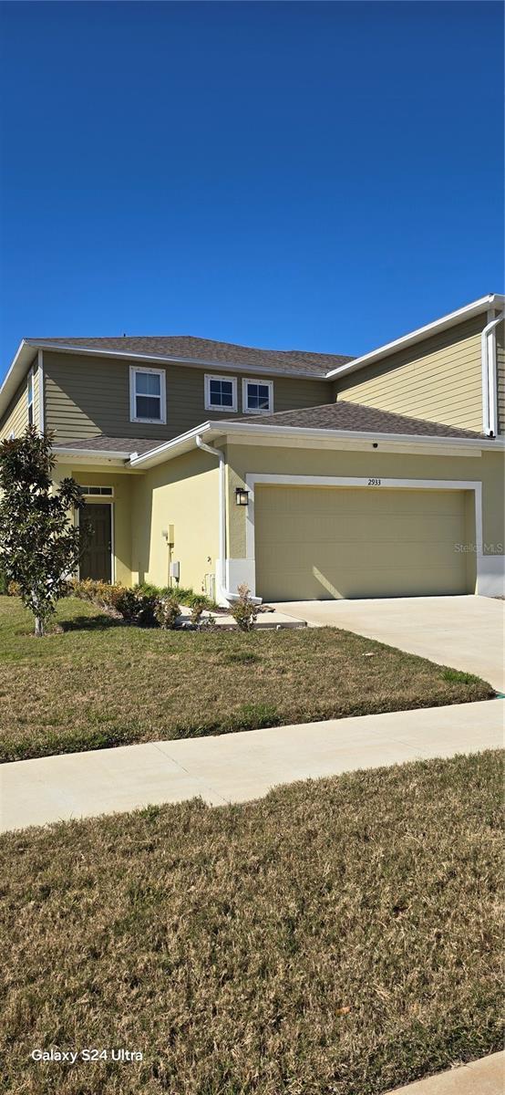 view of front of home featuring a garage and a front yard