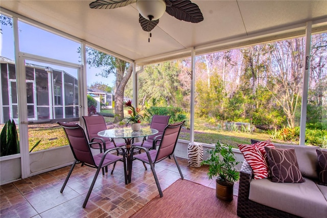 sunroom with ceiling fan