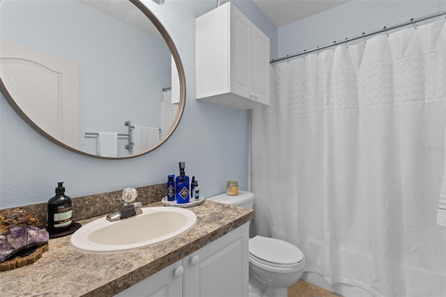 full bath featuring a shower with shower curtain, vanity, and toilet