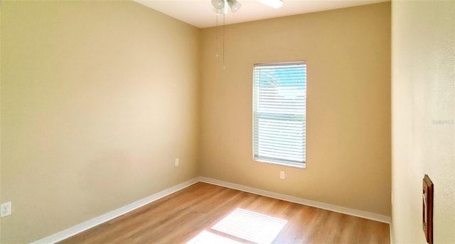 unfurnished room featuring light wood finished floors, baseboards, and a ceiling fan