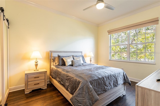 bedroom featuring ornamental molding, a barn door, dark wood-type flooring, and ceiling fan