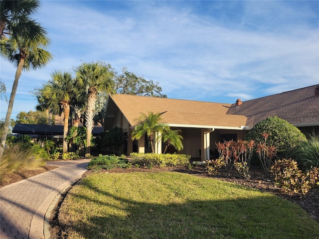 single story home with a front lawn