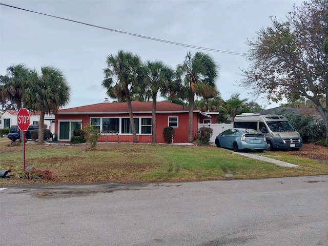 view of front of home featuring a front lawn