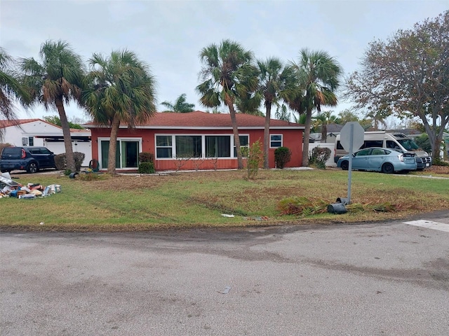 single story home with a front yard