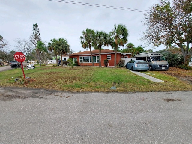 view of front of property featuring a front lawn