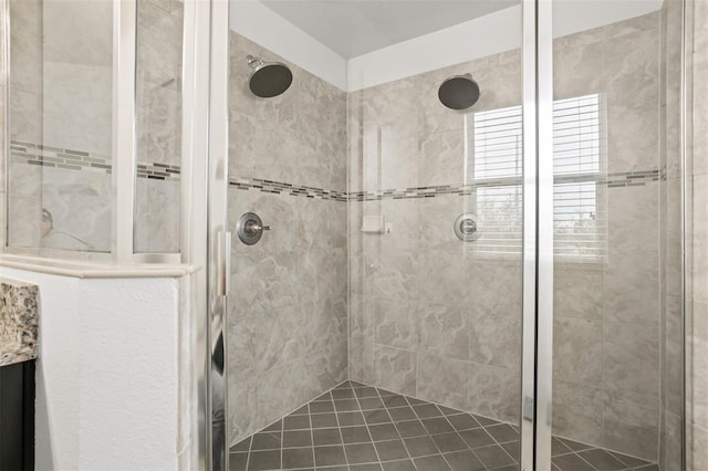 bathroom featuring a tile shower