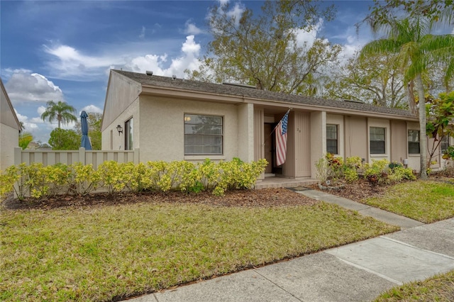 view of front of property featuring a front lawn