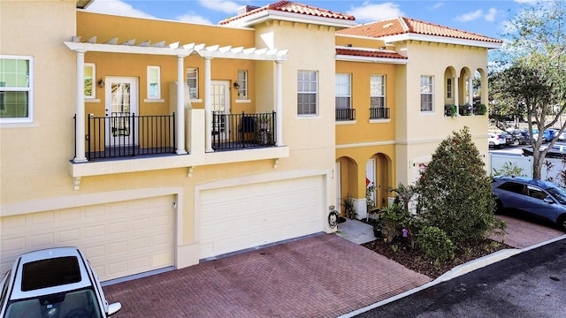 view of front facade with a garage