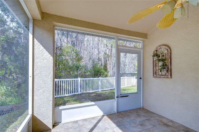 sunroom with ceiling fan