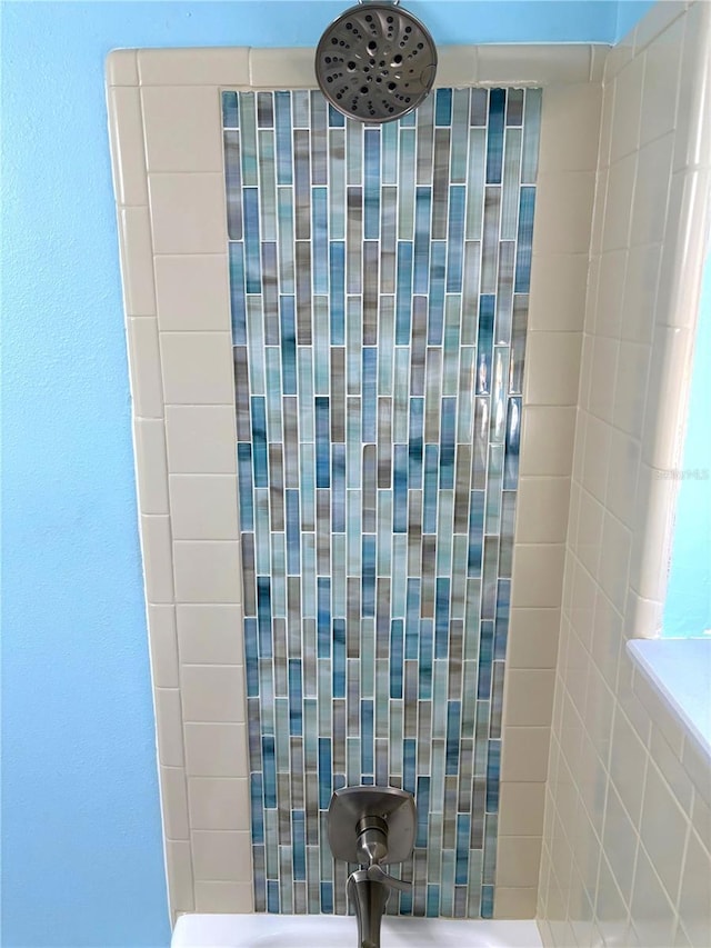 bathroom with tiled shower / bath