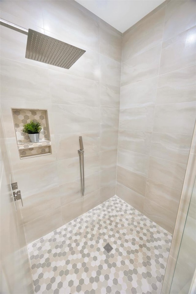 bathroom featuring tiled shower