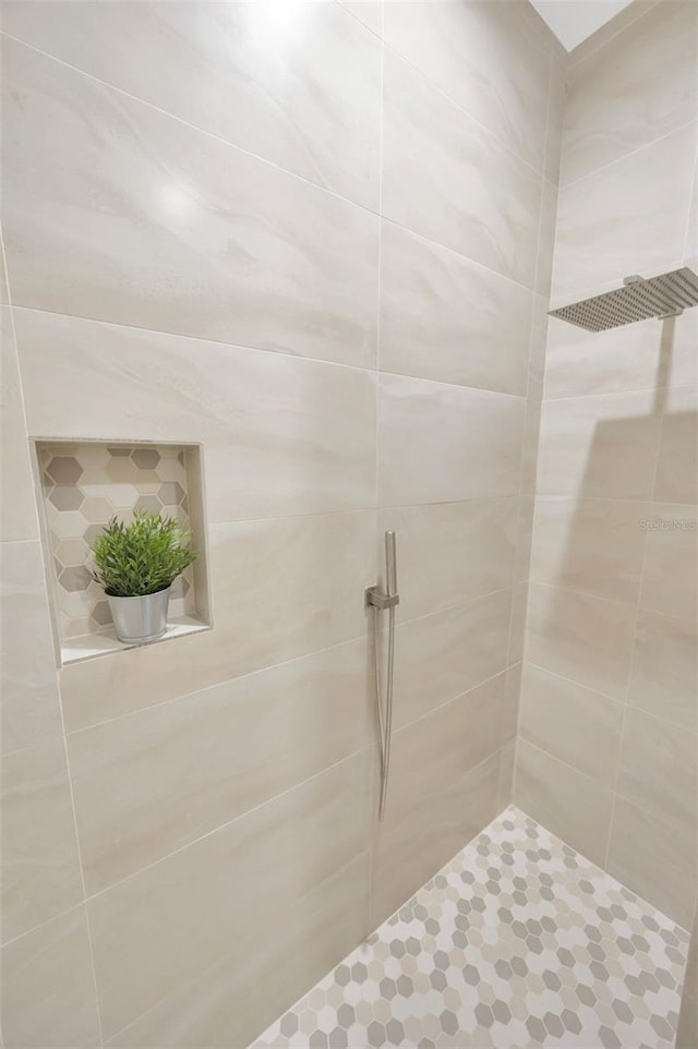 bathroom featuring a tile shower