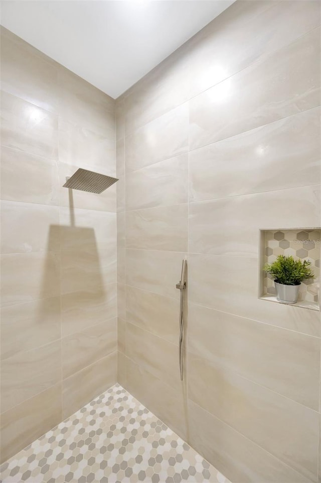 bathroom featuring a tile shower