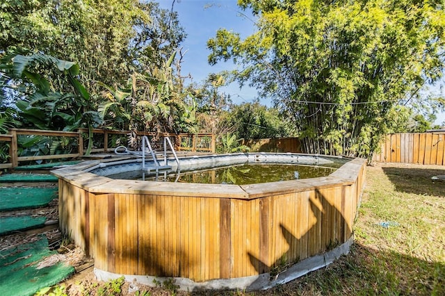 view of swimming pool featuring a jacuzzi