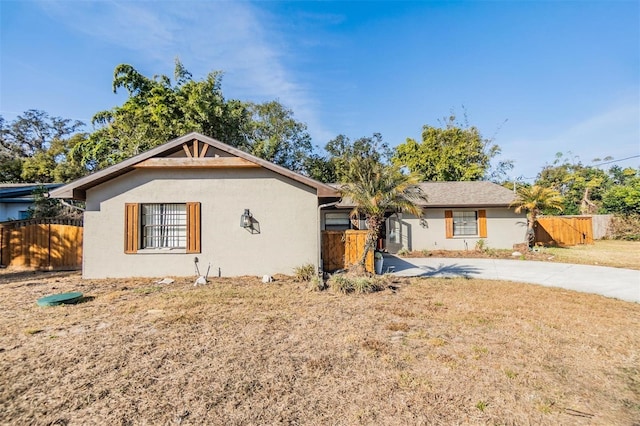 view of front of property featuring a front lawn