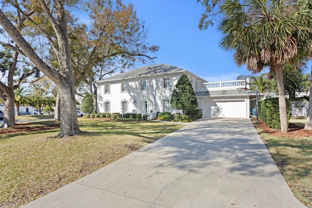 view of front facade with a garage and a front yard