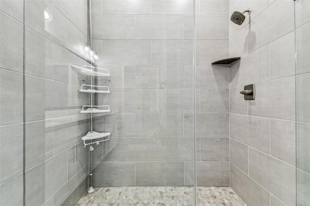 bathroom featuring tiled shower