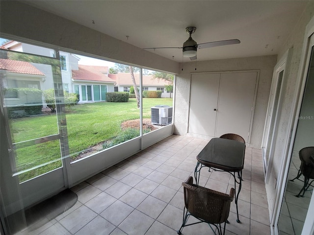 sunroom with ceiling fan