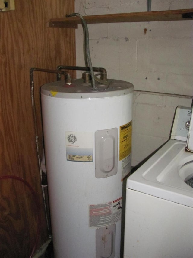 utility room with washer / clothes dryer and electric water heater