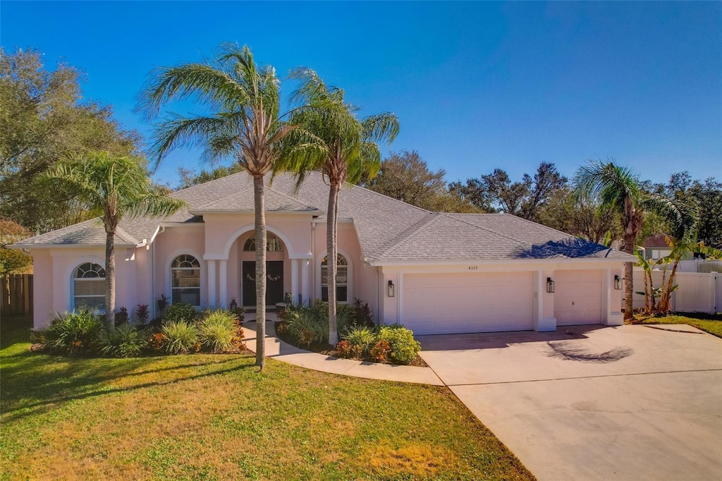 view of front facade featuring a garage and a front yard