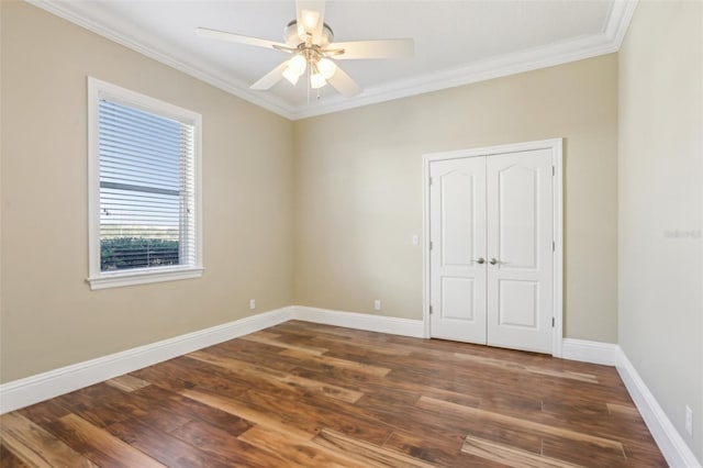 empty room with crown molding, dark hardwood / wood-style floors, and ceiling fan