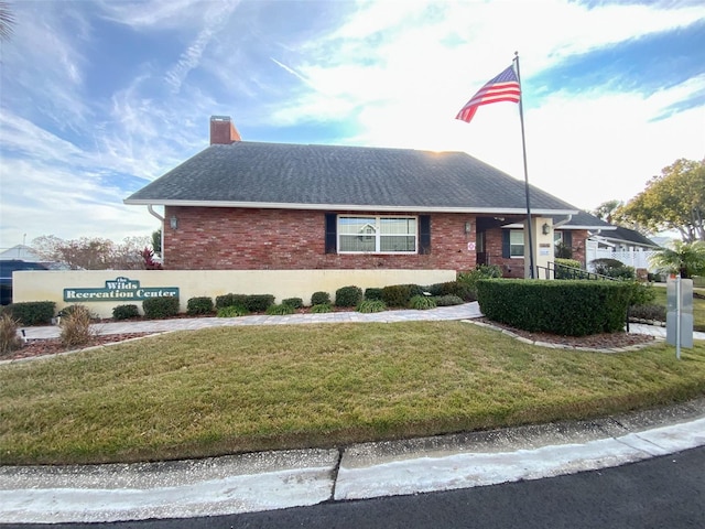 view of front facade featuring a front yard