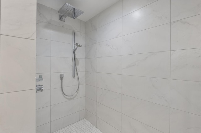 bathroom featuring tiled shower