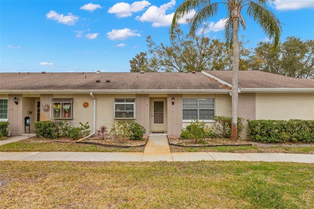 single story home with a front lawn