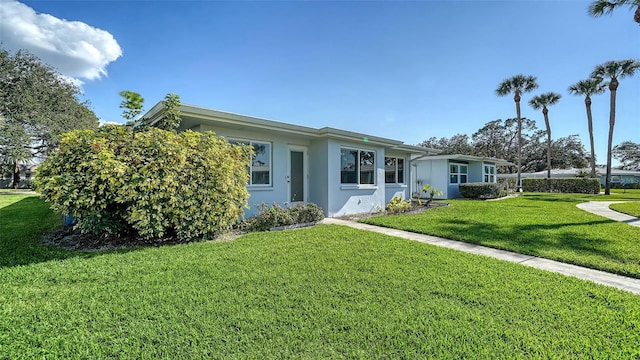 ranch-style home featuring a front lawn