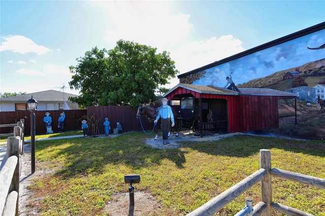 view of yard featuring an outbuilding