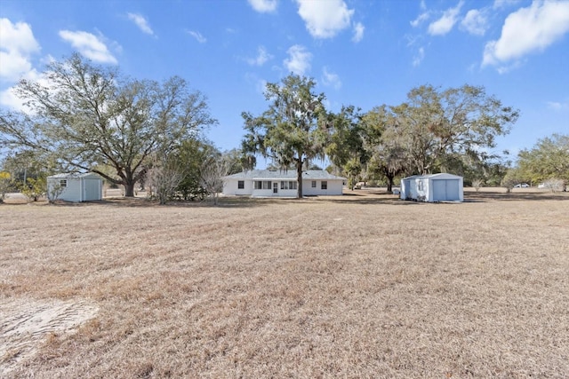 view of yard featuring a storage unit