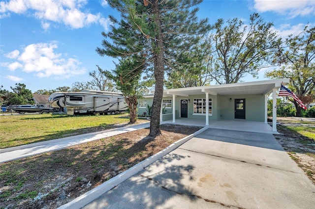 view of front of home featuring a front lawn and a carport