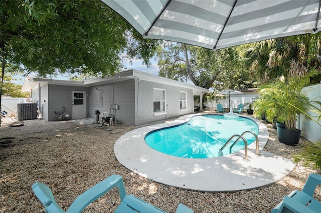 view of swimming pool