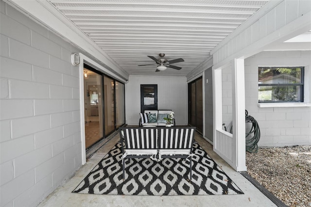 sunroom with ceiling fan