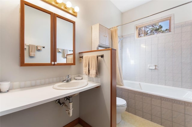 full bathroom featuring toilet, sink, and shower / bath combo