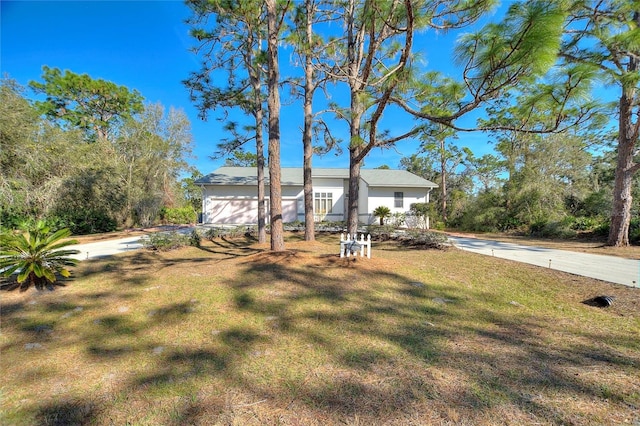 view of front of property featuring a front yard