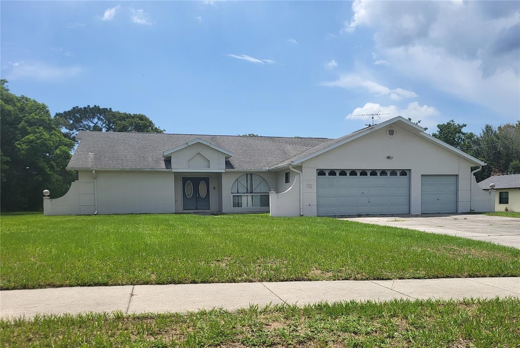 view of front of house featuring a garage and a front yard