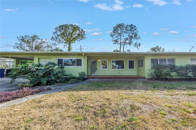 single story home with a front yard