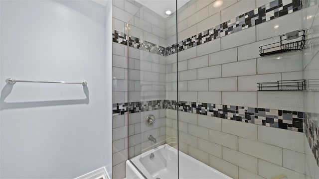 bathroom with tiled shower / bath combo