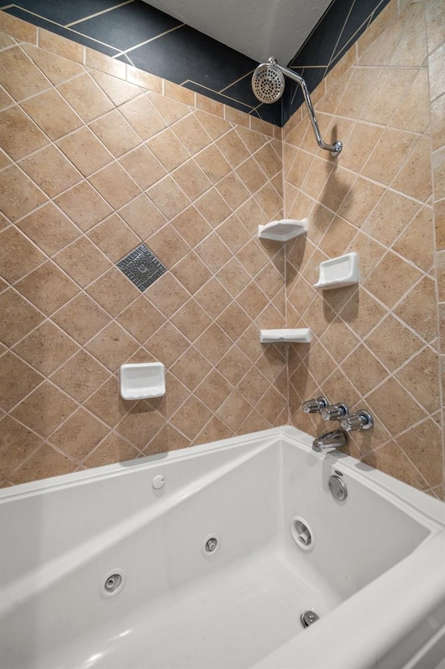 bathroom with tiled shower / bath combo