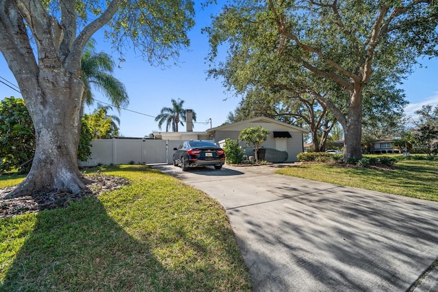 view of front of home featuring a front yard