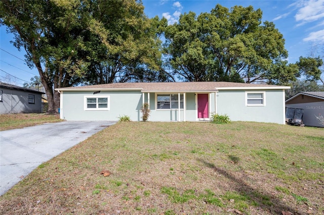 ranch-style home featuring a front lawn and covered porch