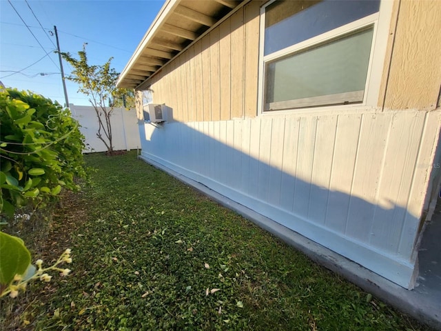 view of side of property featuring a lawn