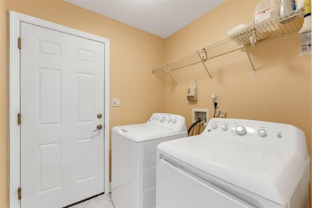 washroom featuring light tile patterned floors and independent washer and dryer