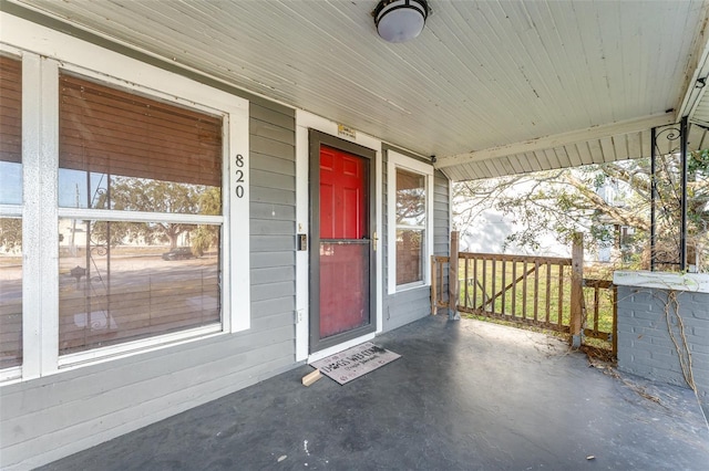 entrance to property featuring covered porch